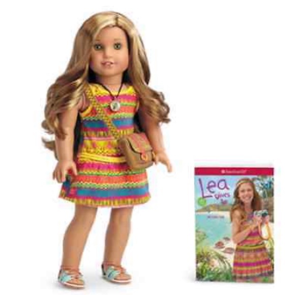 New American Girl Lea 18’ doll of year 2016 with book, messenger bag. - Picture 2 of 13